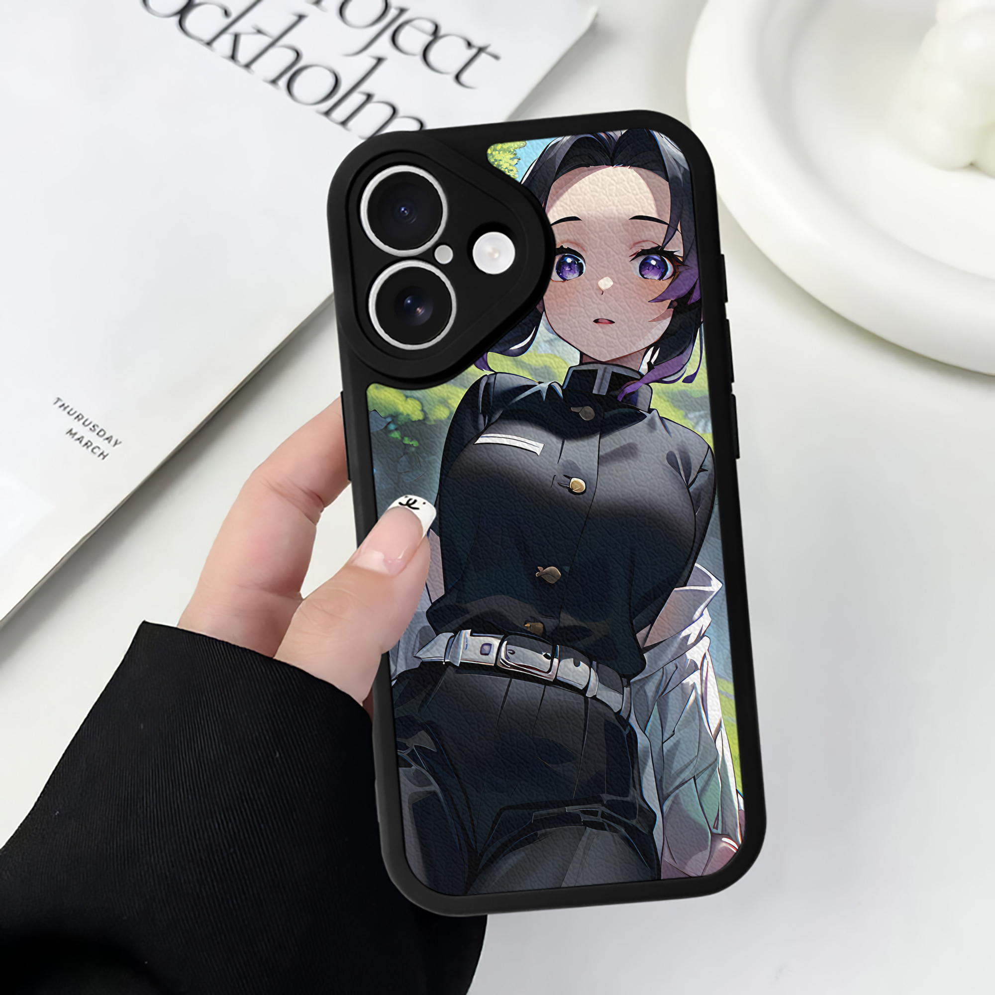 （画像用） 鬼滅の刃（きめつのやいば）蟲柱-胡蝶 しのぶ／こちょう しのぶ Kochou Shinobu 【iPhone 16シリーズ対応】シリコンスマホケース（レザー調） 材質：シリコン